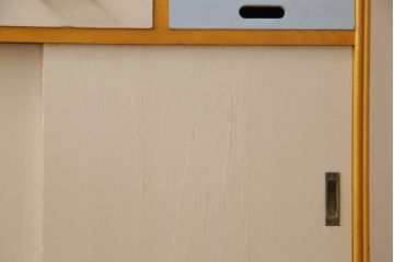 ペイント家具　モールガラス入り　レトロな雰囲気が可愛らしい食器棚(収納棚、キャビネット)