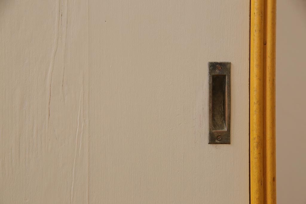 ペイント家具　モールガラス入り　レトロな雰囲気が可愛らしい食器棚(収納棚、キャビネット)