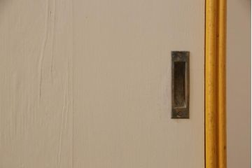 ペイント家具　モールガラス入り　レトロな雰囲気が可愛らしい食器棚(収納棚、キャビネット)