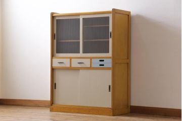 ペイント家具　モールガラス入り　レトロな雰囲気が可愛らしい食器棚(収納棚、キャビネット)