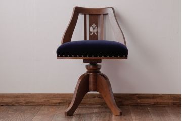 レトロ家具　ナラ材　透かし彫りが可愛らしいレトロな回転チェア(椅子)