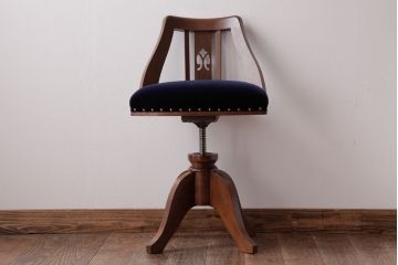 レトロ家具　ナラ材　透かし彫りが可愛らしいレトロな回転チェア(椅子)