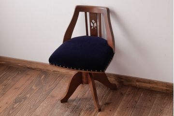 レトロ家具　ナラ材　透かし彫りが可愛らしいレトロな回転チェア(椅子)