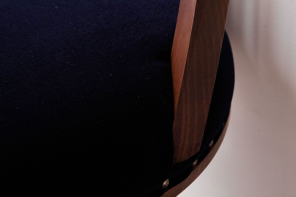 レトロ家具　ナラ材　透かし彫りが可愛らしいレトロな回転チェア(椅子)