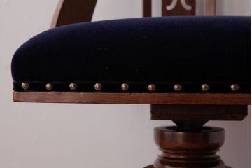 レトロ家具　ナラ材　透かし彫りが可愛らしいレトロな回転チェア(椅子)