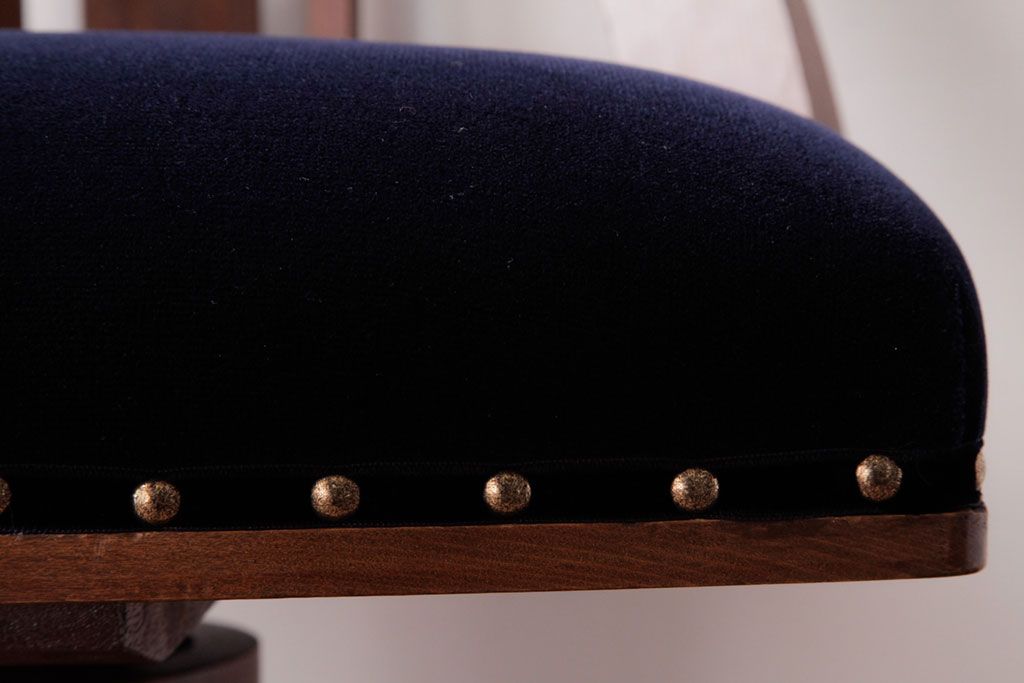 レトロ家具　ナラ材　透かし彫りが可愛らしいレトロな回転チェア(椅子)