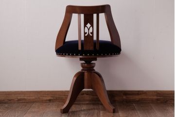レトロ家具　ナラ材　透かし彫りが可愛らしいレトロな回転チェア(椅子)