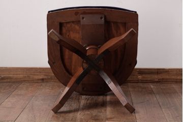 レトロ家具　ナラ材　透かし彫りが可愛らしいレトロな回転チェア(椅子)