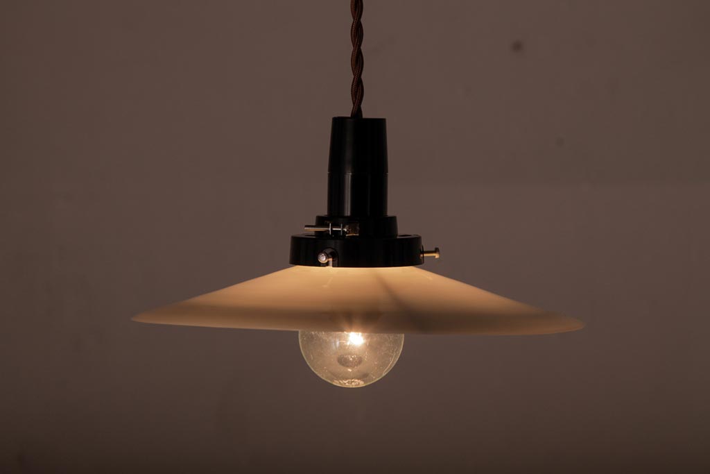 昔懐かしい白い平笠シェードの吊り下げ照明(天井照明、電笠)(3)