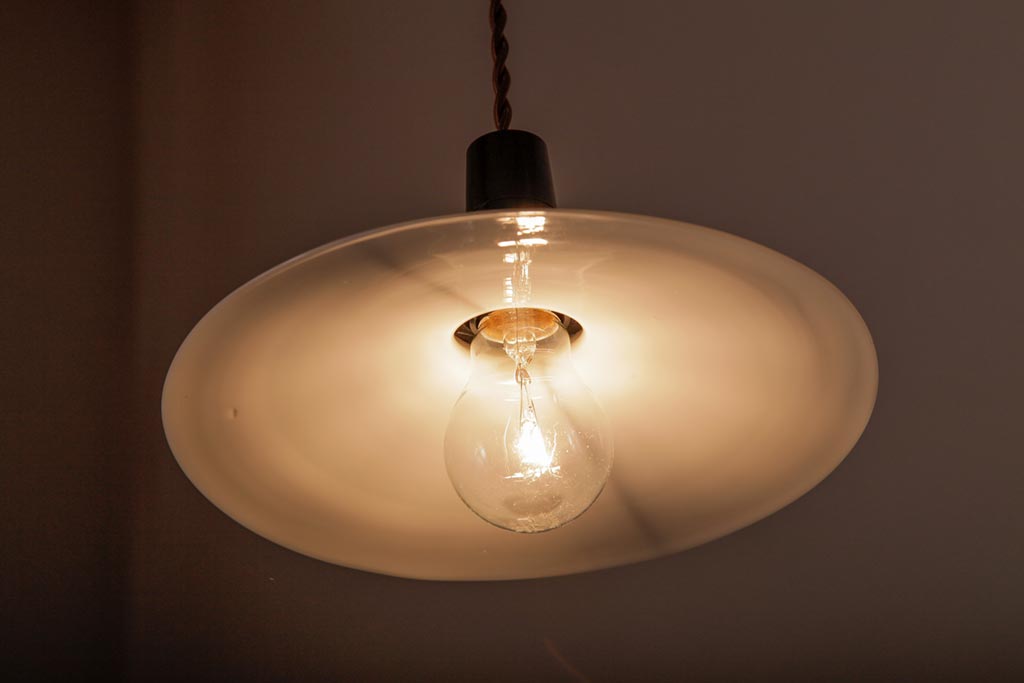 昔懐かしい白い平笠シェードの吊り下げ照明(天井照明、電笠)(3)