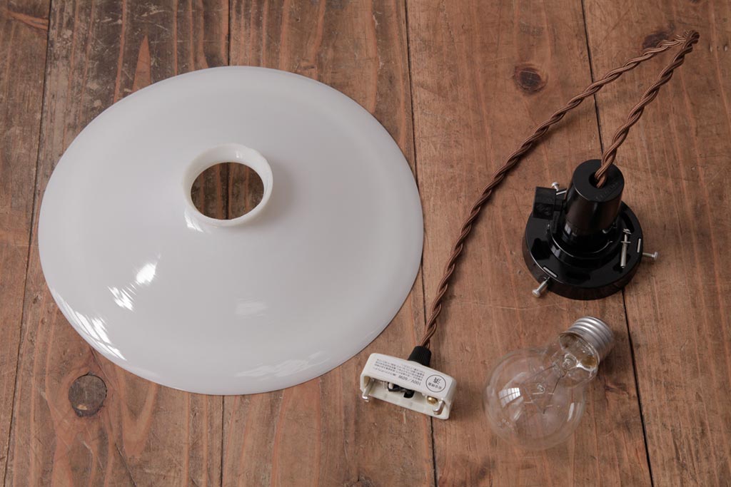 昔懐かしい白い平笠シェードの吊り下げ照明(天井照明、電笠)(3)