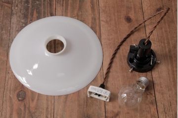 昔懐かしい白い平笠シェードの吊り下げ照明(天井照明、電笠)(3)