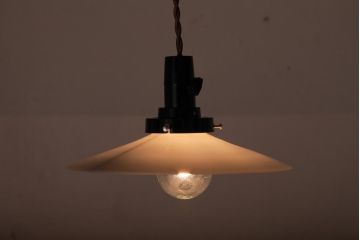 昔懐かしい白い平笠シェードの吊り下げ照明(天井照明、電笠)