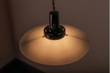 昔懐かしい白い平笠シェードの吊り下げ照明(天井照明、電笠)