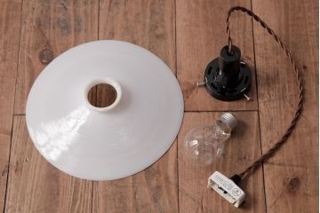 昔懐かしい白い平笠シェードの吊り下げ照明(天井照明、電笠)