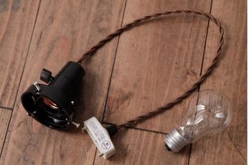 昔懐かしい白い平笠シェードの吊り下げ照明(天井照明、電笠)