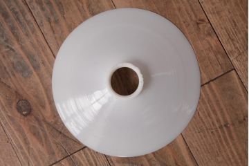 昔懐かしい白い平笠シェードの吊り下げ照明(天井照明、電笠)