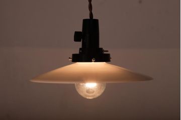 昭和初期(戦前)　レトロな空間づくりに活躍する平笠シェード(天井照明、電笠)