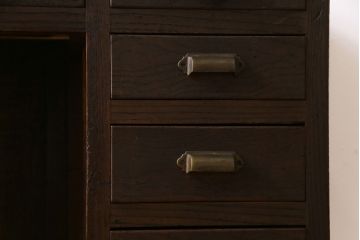アンティーク家具　和製アンティーク　栗材　重厚な佇まいが存在感を放つ薄型の両袖机(デスク、在宅ワーク、在宅用作業台、カウンターテーブル)