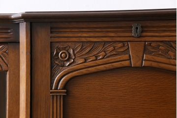 ヴィンテージ家具　イギリスビンテージ　オーク材　浮彫の意匠が目を引くビューローブックケース(サイドバイサイド)