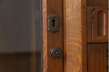 ヴィンテージ家具　イギリスビンテージ　オーク材　浮彫の意匠が目を引くビューローブックケース(サイドバイサイド)