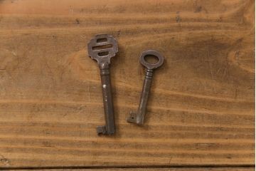 ヴィンテージ家具　イギリスビンテージ　オーク材　浮彫の意匠が目を引くビューローブックケース(サイドバイサイド)