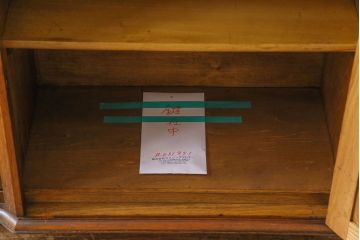 ヴィンテージ家具　イギリスビンテージ　オーク材　浮彫の意匠が目を引くビューローブックケース(サイドバイサイド)