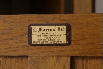 ヴィンテージ家具　イギリスビンテージ　オーク材　浮彫の意匠が目を引くビューローブックケース(サイドバイサイド)