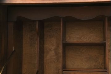 ヴィンテージ家具　イギリスビンテージ　オーク材　浮彫の意匠が目を引くビューローブックケース(サイドバイサイド)