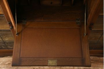 ヴィンテージ家具　イギリスビンテージ　オーク材　浮彫の意匠が目を引くビューローブックケース(サイドバイサイド)