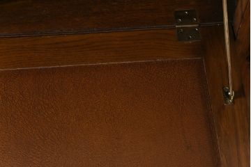 ヴィンテージ家具　イギリスビンテージ　オーク材　浮彫の意匠が目を引くビューローブックケース(サイドバイサイド)