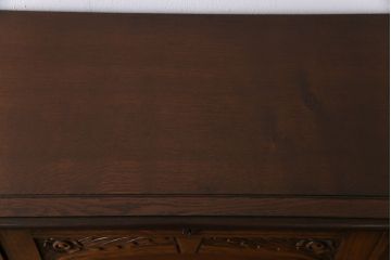 ヴィンテージ家具　イギリスビンテージ　オーク材　浮彫の意匠が目を引くビューローブックケース(サイドバイサイド)