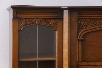 ヴィンテージ家具　イギリスビンテージ　オーク材　浮彫の意匠が目を引くビューローブックケース(サイドバイサイド)