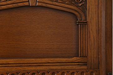 ヴィンテージ家具　イギリスビンテージ　オーク材　浮彫の意匠が目を引くビューローブックケース(サイドバイサイド)