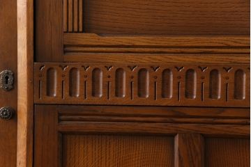 ヴィンテージ家具　イギリスビンテージ　オーク材　浮彫の意匠が目を引くビューローブックケース(サイドバイサイド)