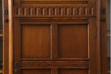 ヴィンテージ家具　イギリスビンテージ　オーク材　浮彫の意匠が目を引くビューローブックケース(サイドバイサイド)