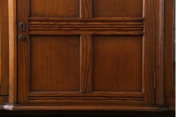 ヴィンテージ家具　イギリスビンテージ　オーク材　浮彫の意匠が目を引くビューローブックケース(サイドバイサイド)