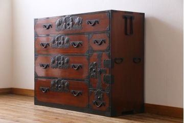 アンティーク家具　和製アンティーク　漆塗り　3尺　華やかさと風情を感じる最上箪笥(時代箪笥)