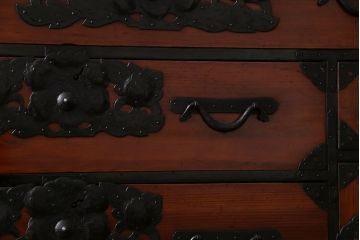 アンティーク家具　和製アンティーク　漆塗り　3尺　華やかさと風情を感じる最上箪笥(時代箪笥)