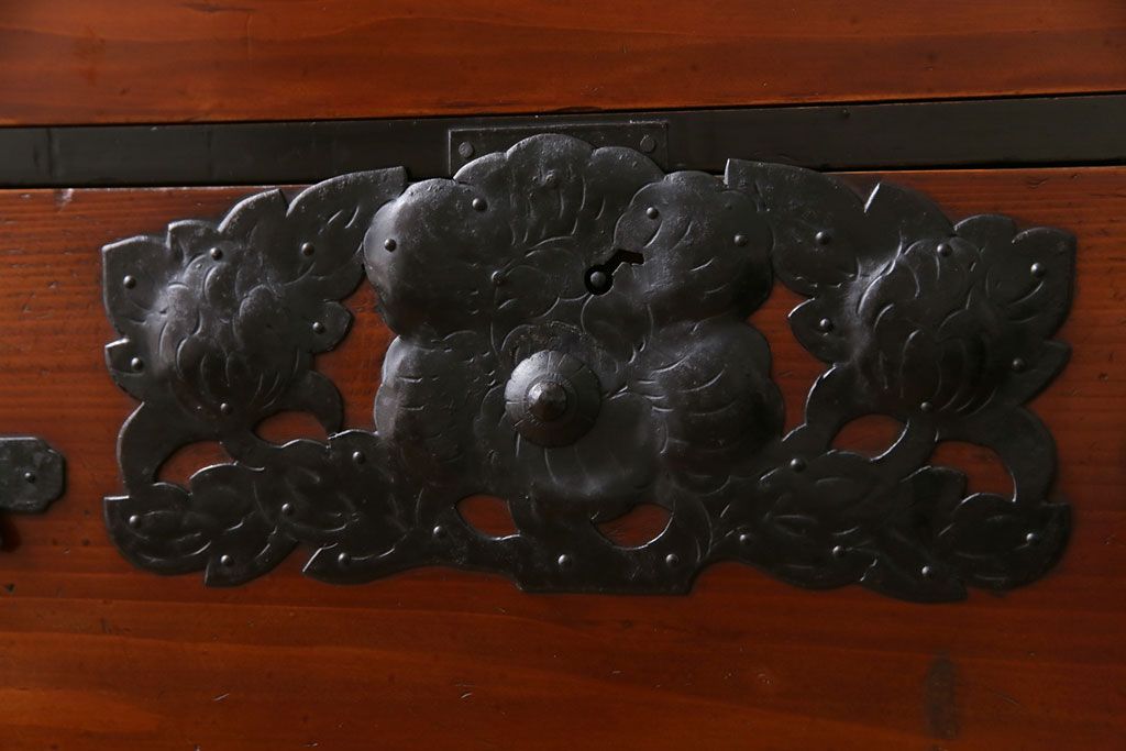 アンティーク家具　和製アンティーク　漆塗り　3尺　華やかさと風情を感じる最上箪笥(時代箪笥)