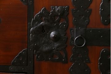 アンティーク家具　和製アンティーク　漆塗り　3尺　華やかさと風情を感じる最上箪笥(時代箪笥)