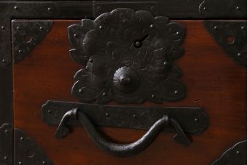 アンティーク家具　和製アンティーク　漆塗り　3尺　華やかさと風情を感じる最上箪笥(時代箪笥)