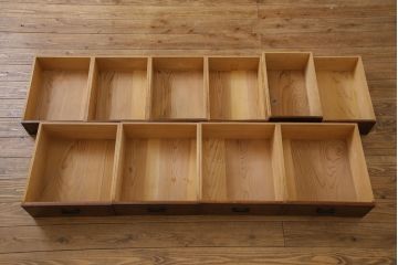 アンティーク家具　最高級　特別注文造り　三方ケヤキ無垢材の二段重ね水屋箪笥(茶箪笥、収納棚、食器棚)