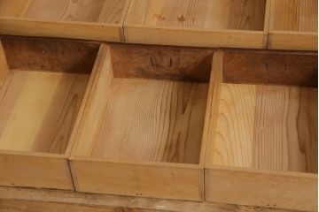 アンティーク家具　最高級　特別注文造り　三方ケヤキ無垢材の二段重ね水屋箪笥(茶箪笥、収納棚、食器棚)