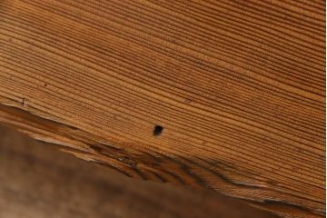 中古　杉材一枚板　木目の美しさを際立たせる浮造り仕上げのローテーブル(座卓、センターテーブル、リビングテーブル)
