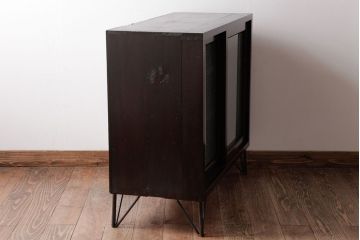 リメイク家具　オリジナル花ガラス入り　鉄脚付きがおしゃれな小振りな戸棚(収納棚、食器棚)