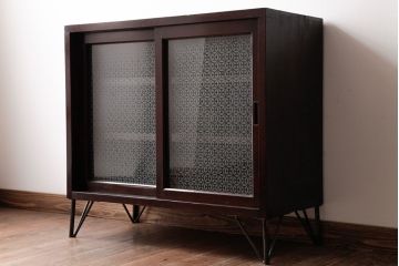 リメイク家具　オリジナル花ガラス入り　鉄脚付きがおしゃれな小振りな戸棚(収納棚、食器棚)