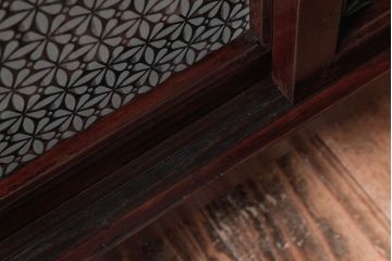 リメイク家具　オリジナル花ガラス入り　鉄脚付きがおしゃれな小振りな戸棚(収納棚、食器棚)