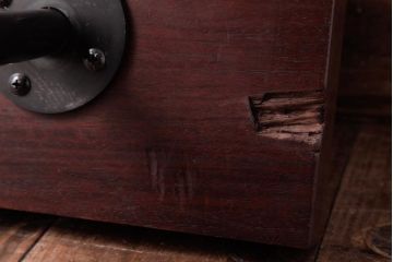 リメイク品　鉄脚　赤みを帯びた木色が上品な印象与えるサイドテーブル(センターテーブル、ベンチ、飾り台)