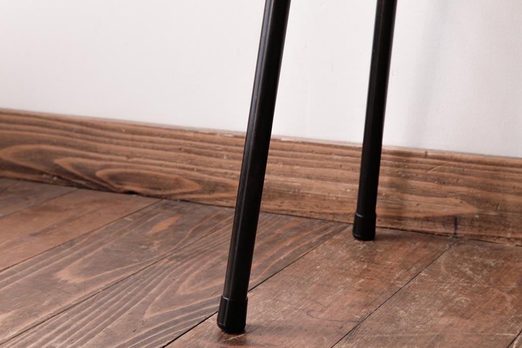 ラフジュ工房オリジナル　古い木の質感が味わい深いシンプルな鉄脚サイドテーブル(センターテーブル、花台、飾り台)